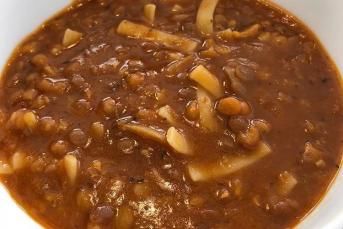 5 Dakikada Erişteli Yeşil Mercimek Çorbası