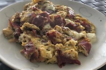 Pastırmalı Mozzarellalı Yumurta