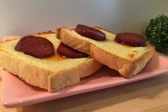 Sucuklu Kaşarlı Ekmek