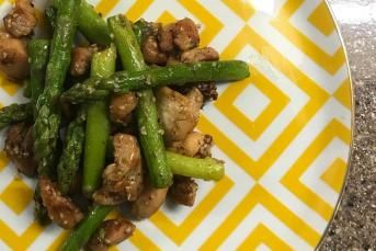 Kuşkonmazlı Tavuk Sote