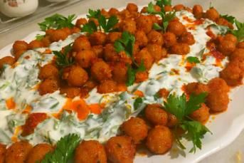 Yoğurtlu Semizotu Üzerinde Misket Köfte