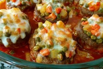 Bol Garniturlü Çanak Köfte