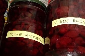 Evde Vişne Reçeli