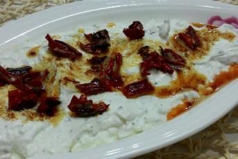 Sıcak Tereyağ Soslu Acılı Yoğurt Ezmesi