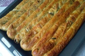 El Açması Ispanaklı Kıymalı Börek