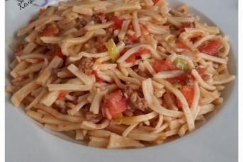 Kıymalı Domatesli Erişte Tarifi