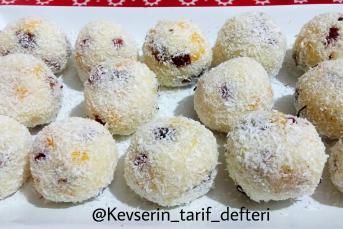 Fındık Dolgulu Kuru Meyveli İrmik Topları