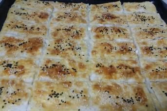 Peynirli Tepsi Böreği