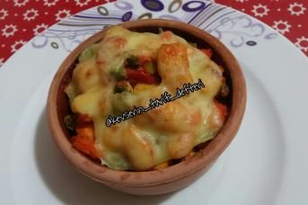 Güveçte Kaşarlı Tavuklu Bezelye Yemeği