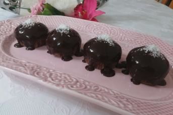 Bol Çikolata Soslu Islak Top Kekler