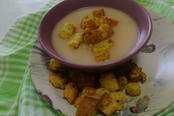 Sarımsaklı Yoğurt Çorbası