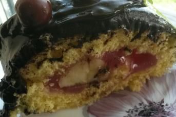 Vişne Soslu Çikolatalı Rolo Kek