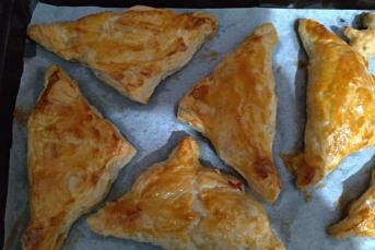 Sosisli Kaşarlı Milföy Böreği