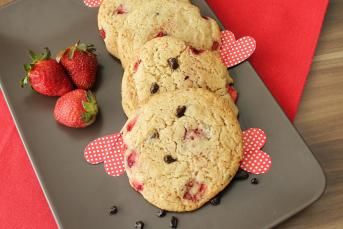 Çilekli Parça Çikolatalı Kurabiye