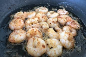 Baharatlı Tereyağlı Tavada Karides Nasıl Yapılır?