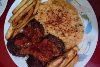 İhtiyarın Kıymetli Köftesi ( Soslu)