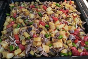 Fırında Etli Sebzeli Yemek