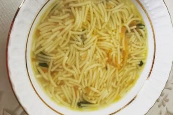 Kemik Suyuna Havuçlu Şehriye Çorbası