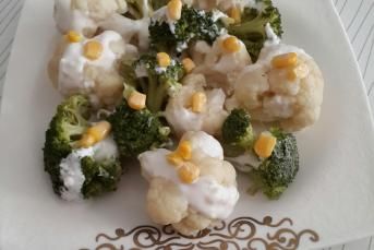 Yoğurtlu Brokoli Karnabahar Salatası