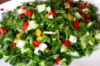 Renkli Biberli Rokalı Salata