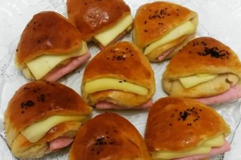 Kaşarlı Salamlı Poğaça