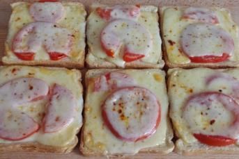 Nefis Domatesli Kaşarlı Ekmek Dilimleri