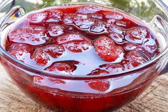 Şekerini Bekletmeden Yapılan Çilek Reçeli