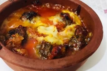 Domates Soslu Kaşarlı Köfte
