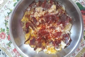 Tereyağlı Pastırmalı Yumurta