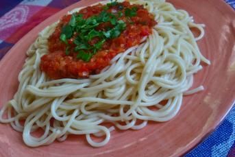 Domates Soslu Makarna Nasıl Yapılır