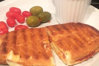 Ketçaplı Mayonezli Kaşarlı Tost