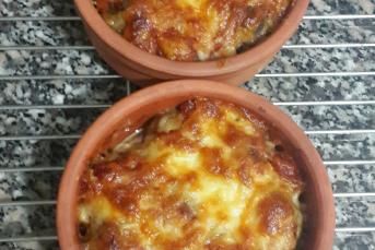 Kiremitte Domates Soslu Kaşarlı Köfte