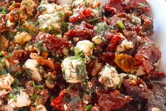 Peynirli Kuru Domates Salatası