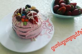 Pankekli Minnak Çilekli Pasta