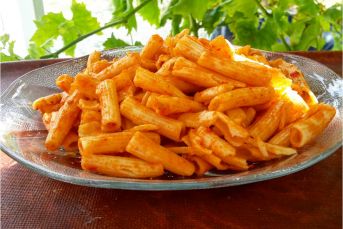 En Pratiğinden Bol Domatesli Bol Salçalı Makarna