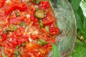 Kahvaltılık Biberli Soğanlı Domates Kavurması