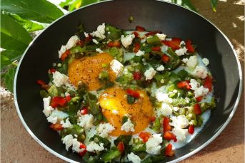 Çok Pratik Çok Lezzetli Köz Biberli Yumurta