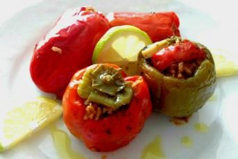 Kahve Aromalı Cevizli Zeytinyağlı Renkli Biber Dolması