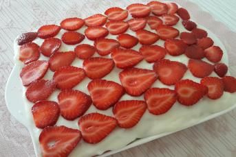 Çilekli Kedidili Pastası