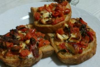 Çok Kolay Domatesli Pizza