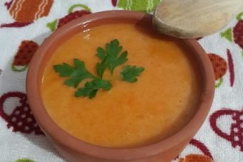 Sütsüz Tereyağlı Domates Çorbası