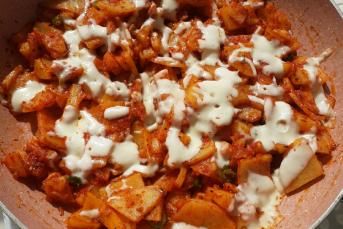 Çeçil Peynirli Salçalı Patates Kavurma