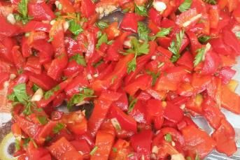 Soğanlı Közlenmiş Biber Salatası