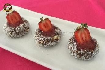 Bisküvi Çanağında Çilek Sos Eşliğinde Çilek