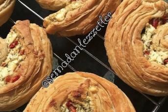 Kat Kat Peynirli Katmer Börek