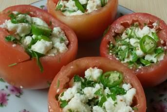 Domates Çanağında Lor Salatası