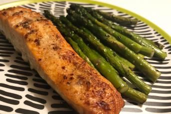 Fırında Baharatlı Somon Ve Kuşkonmaz