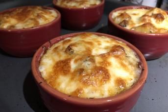 Güveçte Peynirli Yumurtalı Patates