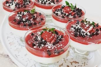 Çilek Soslu Muhallebi Tarifi