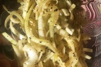 En Kolayından Soğan Salatası